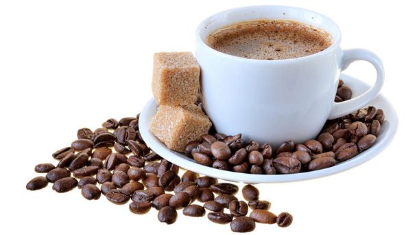 Tasse de café chaud et une dispersion de grains de café isolé
 - Photo, image
