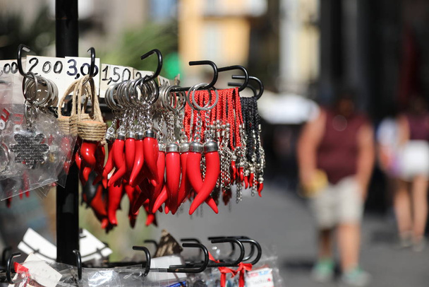 červené kornety na prodej v Neapol City v Itálii - Fotografie, Obrázek