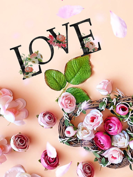 życzenia karta tło kwiatowy różowy biały róże bukiet koralowy białe kwiaty, przestrzeń ksero szczęśliwy romantyczny Walentynki, przyjaźń, kobiety dzień i urodziny pozdrowienia kartka cytaty tekst  - Zdjęcie, obraz