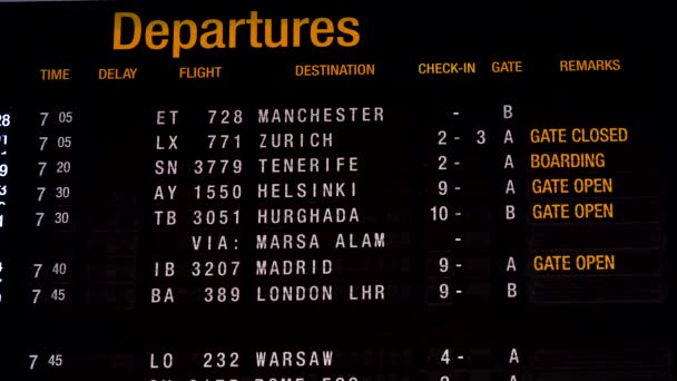 Εμφάνιση πλακέτας σε αεροδρόμιο με ώρες αναχώρησης και άφιξης, πληροφορίες πτήσεων για τους επιβάτες - Πλάνα, βίντεο