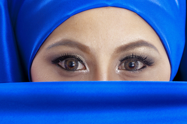 Donna musulmana in sciarpa blu
 - Foto, immagini