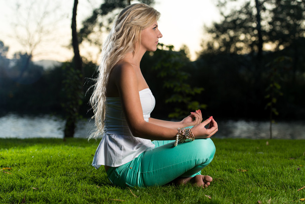 Nainen meditoi - Valokuva, kuva