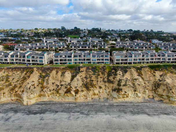 Вид з повітря на Дель - Мар - Норт - Біч, штат Каліфорнія, прибережні скелі та будинок з блакитним океаном Тихого океану - Фото, зображення