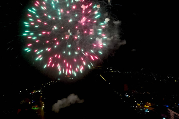 Πυροτεχνήματα του νέου έτους, μέσα από τα πυροτεχνήματα - Φωτογραφία, εικόνα