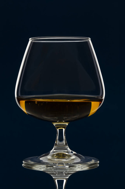 bicchiere di Calvados Brandy e mele rosse con riflesso
 - Foto, immagini