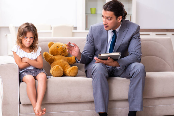 Детский психолог посещает маленькую девочку
 - Фото, изображение