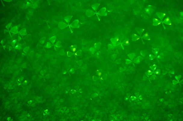 День Святого Патрика. Свет зеленый. Клевер в форме боке. Размытый, а не резкий, абстрактный фон для дизайна. Шемрок
 - Фото, изображение