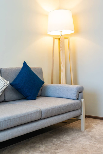 bequemes Kissen auf Sofa-Dekoration mit hellen Lampen-Interieur - Foto, Bild