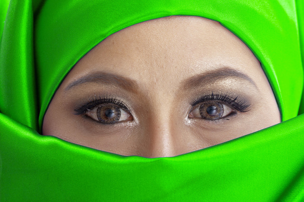 Femme musulmane en foulard vert
 - Photo, image