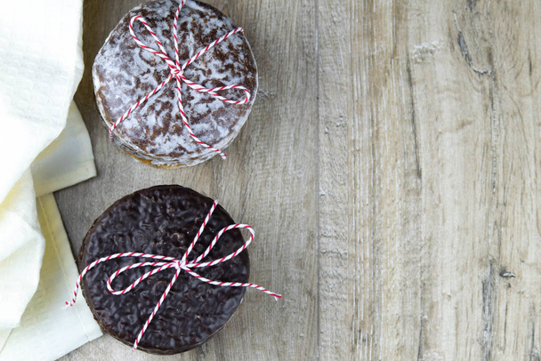 Biscoitos de gengibre de chocolate enfaixados com fio vermelho e branco
 - Foto, Imagem
