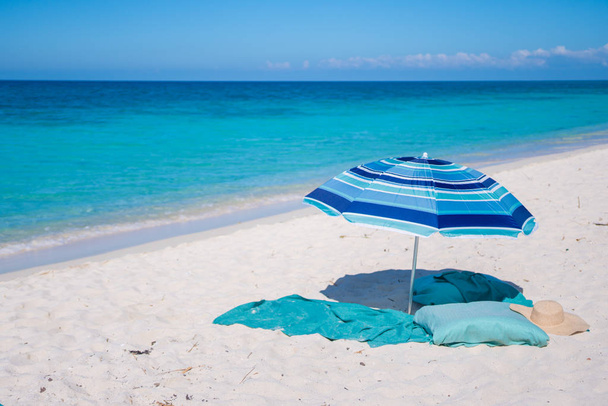 esernyő a strandon a természettel - Fotó, kép
