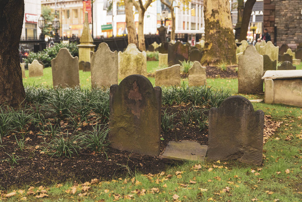 Tumbas antiguas en el cementerio Cementerio
 - Foto, Imagen