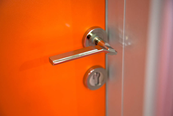 Puerta de acero naranja moderna, sistema de bloqueo de seguridad
 - Foto, imagen