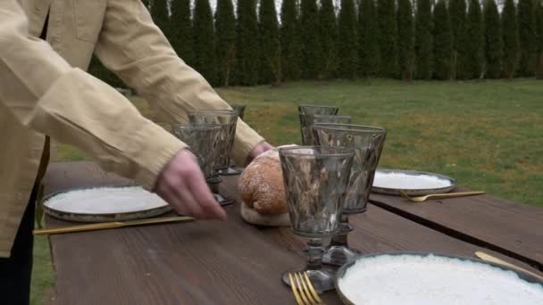 mulher coloca pratos sobre a mesa
 - Filmagem, Vídeo
