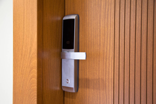 Moderna porta in acciaio dall'aspetto in legno, sistema di sicurezza elettronico di blocco
 - Foto, immagini