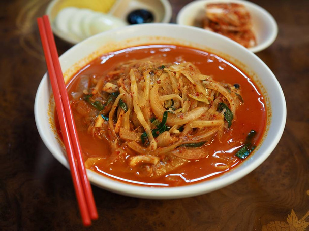 Aziatisch eten Chinese stijl noedels met groenten en zeevruchten, jamppong - Foto, afbeelding