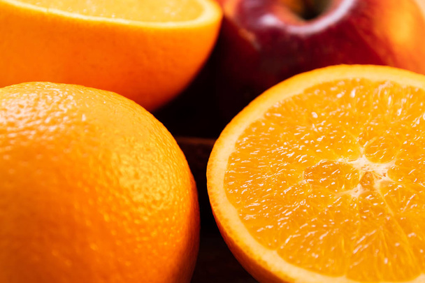 verse sinaasappelen en appelen op tafel om te eten in het dessertdeel of in zijn geheel - Foto, afbeelding