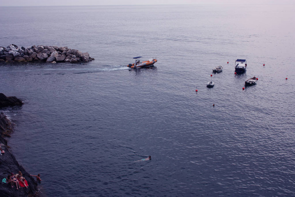 secção marítima de um cruzeiro em águas azuis profundas em frente às falésias do mar Mediterrâneo
 - Foto, Imagem