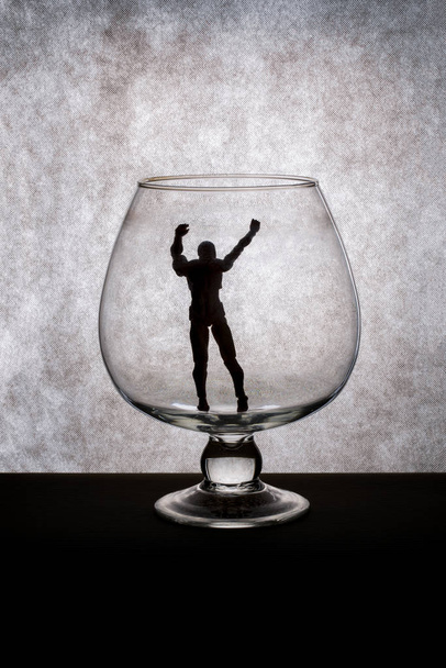 Силуэт человеческой фигуры внутри стеклянного кубка
 - Фото, изображение