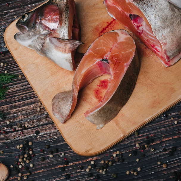 truite coupée en morceaux sur une planche en bois dans la cuisine
 - Photo, image