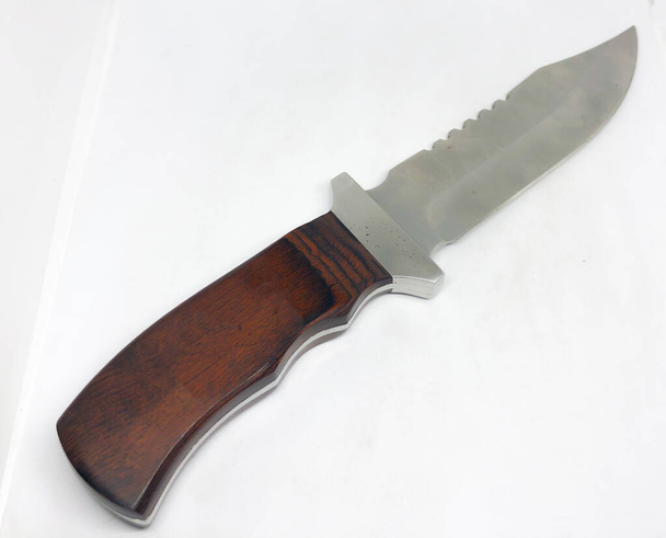 Охотничьи ножи и оболочки, белый фон
 - Фото, изображение