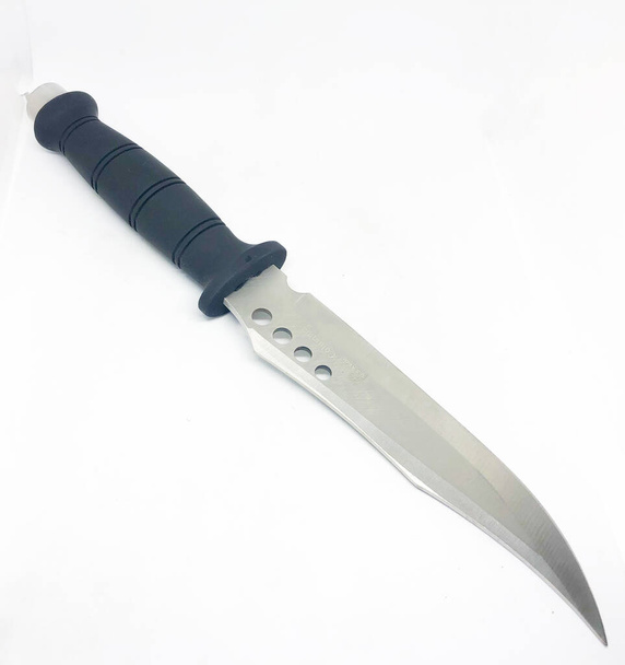 Охотничьи ножи и оболочки, белый фон
 - Фото, изображение