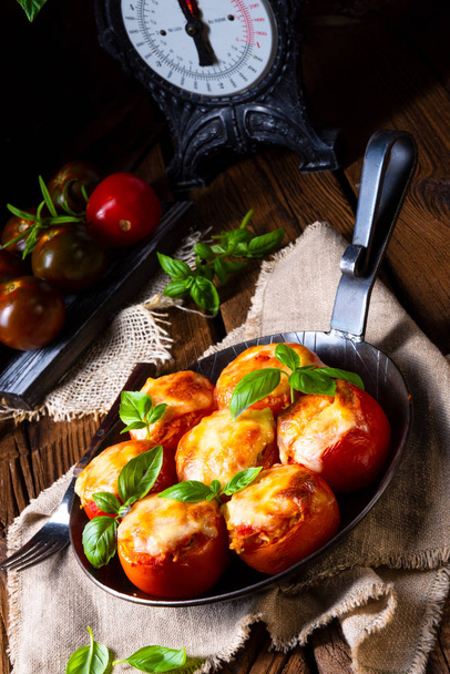 Stuffed tomatoes with minced meat and cheese - Фото, зображення