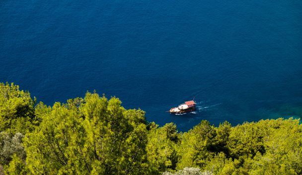 海を背景にフェリーボート-穏やかな青い海の水とボート - 写真・画像