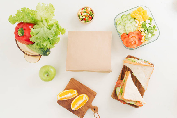 Sandwichs savoureux et frais sur une table blanche
 - Photo, image