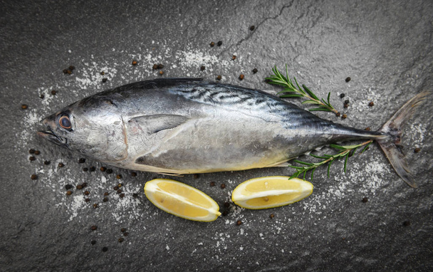 Čerstvé ryby s bylinkami koření rozmarýn a citron - Syrové ryby mořské plody - Fotografie, Obrázek