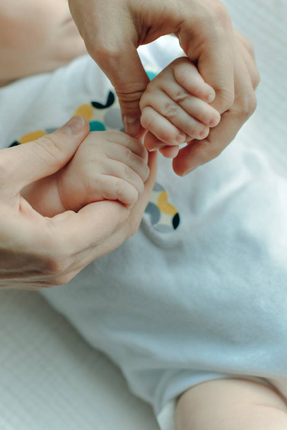 Newborn children's hand in mother hand. Mom and her Child. Happy Family concept. - Foto, Imagem