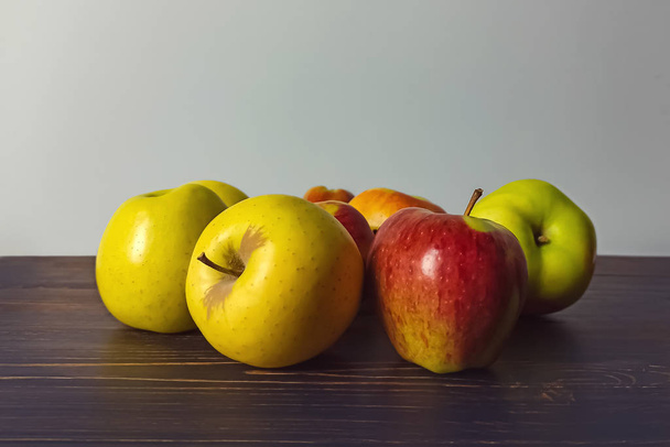 Dojrzałe owoce, jabłka na drewnianym starym stole. Owoce martwa natura - Zdjęcie, obraz