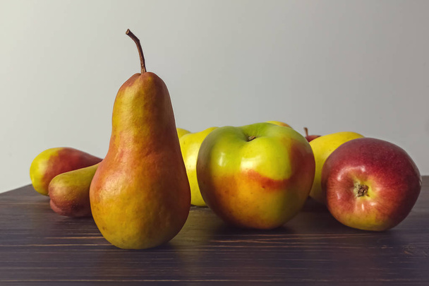 Спелые фрукты, яблоки, груши на деревянном старом столе. Плодовая натюрморт
 - Фото, изображение