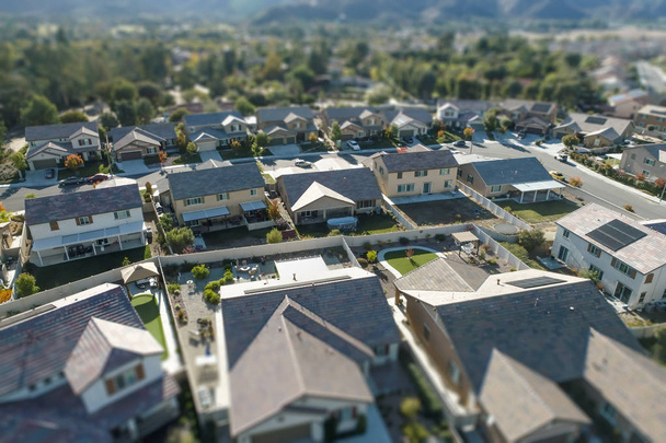 Letecký pohled na obydlené sousedství domů s rozostřením posunu náklonu - Fotografie, Obrázek