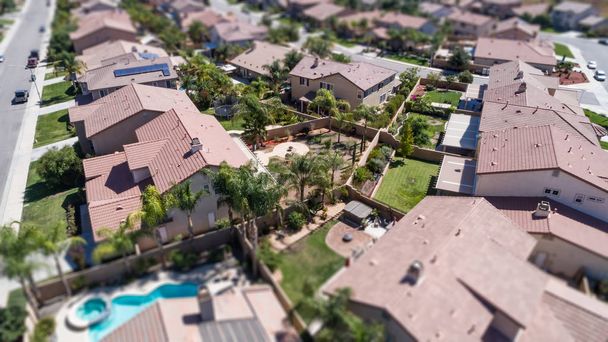 Vista aérea do bairro povoado das casas com borrão da inclinação-mudança - Foto, Imagem