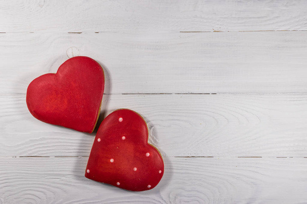 Hartvormige koekjes voor Valentijnsdag op witte houten tafel. Bovenaanzicht, kopieer ruimte - Foto, afbeelding
