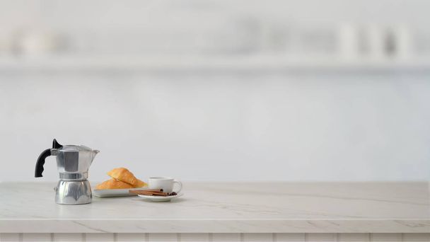 Обрезанный снимок корзины с фруктами и копировальное место на мраморном столе с размытой кухней
 - Фото, изображение