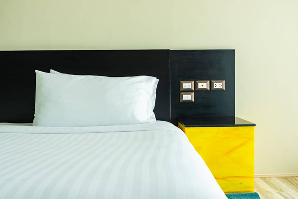 ライトランプの装飾が施されたベッドの上の枕と毛布インテリア - 写真・画像