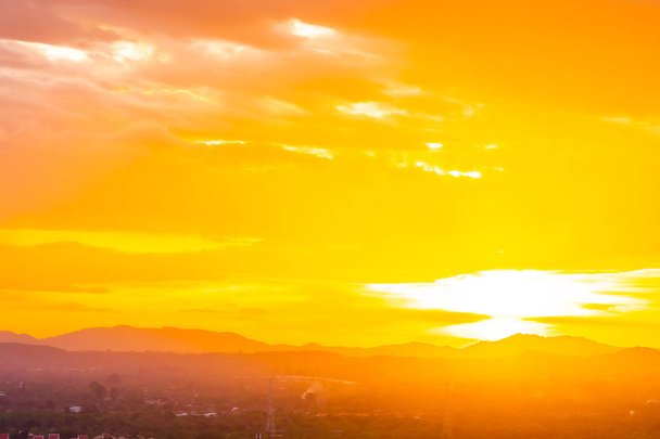 Kaunis maisema auringonnousun tai auringonlaskun yli vuoren
 - Valokuva, kuva