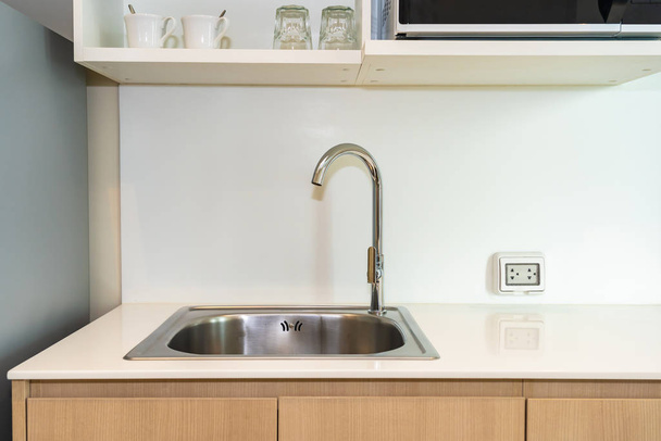Γωνιά κουζίνας με βρύση νερού και νεροχύτη διακόσμηση εσωτερικό - Φωτογραφία, εικόνα