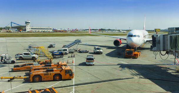 BUCHAREST, ROMANIA - SEPTEMBER 23 2018: airplane gate ready for passengers in Bucharest, Romania. - Foto, Bild