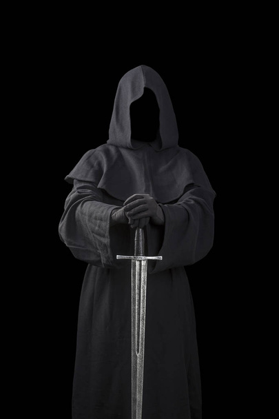 Geisterfigur mit mittelalterlichem Schwert isoliert auf schwarz - Foto, Bild