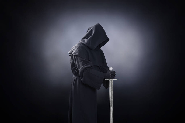 Ghostly figure with medieval sword in the dark - Foto, afbeelding