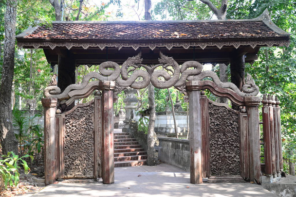 Rzeźbione drewniane drzwi w Wat Analyo Thipayaram - Zdjęcie, obraz