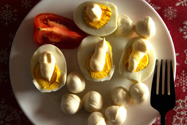 Zdrowe ketogenne śniadanie. Gotowane jajka Keto z domowej roboty majonezem i mozzarellą. Najlepsza dieta dla mózgu. - Zdjęcie, obraz