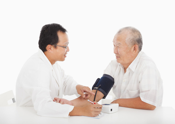 Médico que mede a pressão arterial do paciente masculino - Foto, Imagem