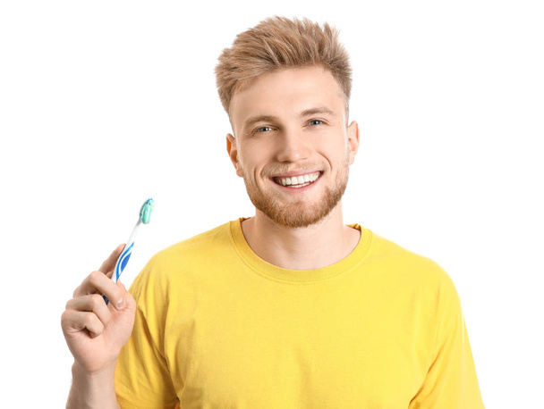 Jovem com escova de dentes no fundo branco
 - Foto, Imagem