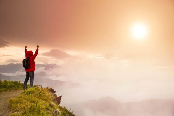 Nuori mies reppu seisoo vuoren huipulla katsomassa t
 - Valokuva, kuva