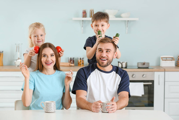 Αστείο πορτρέτο της οικογένειας στην κουζίνα - Φωτογραφία, εικόνα