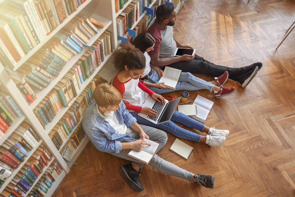 Young students preparing for exam in library - Foto, Imagem